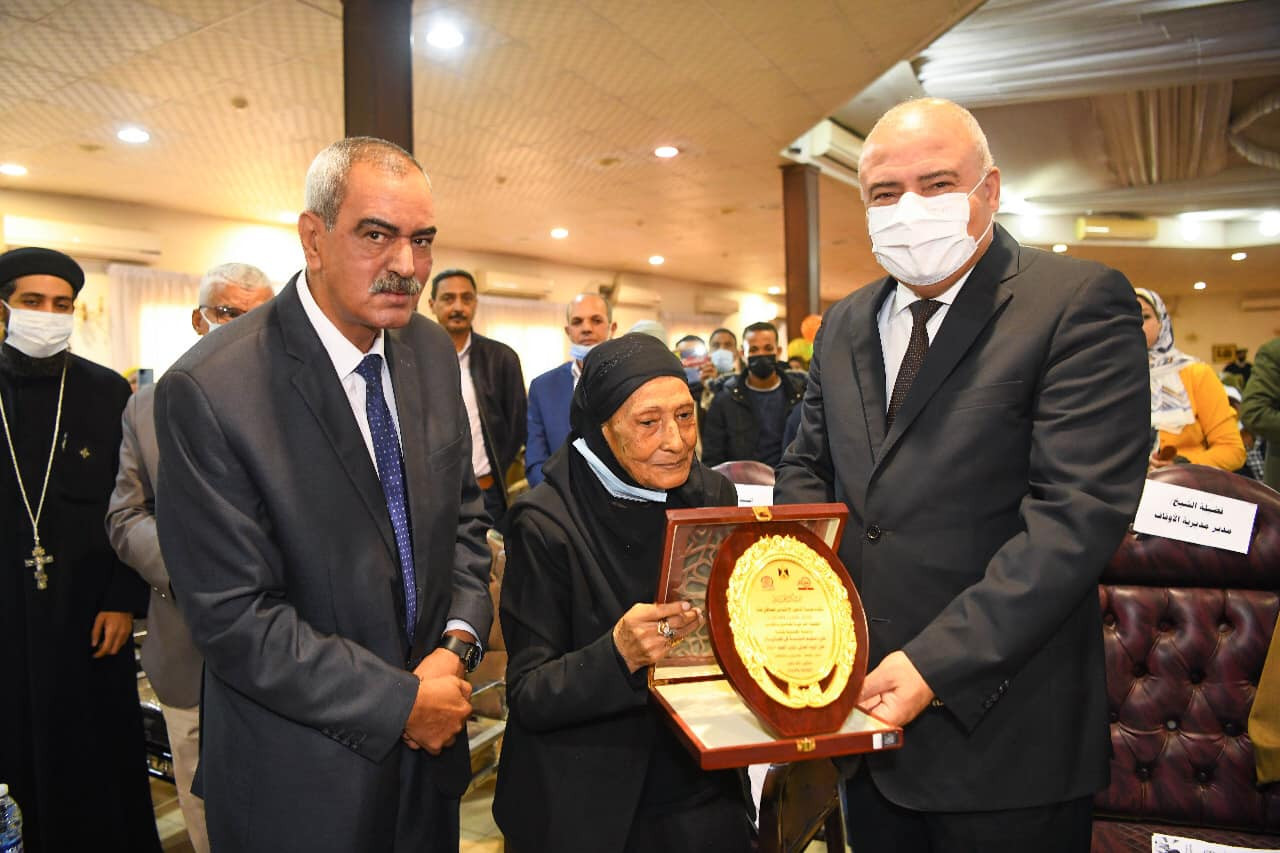 محافظ قنا