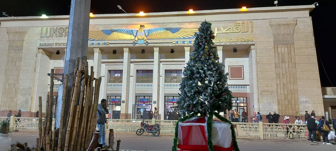 شجرة الكريسماس أمام محطة الأقصر