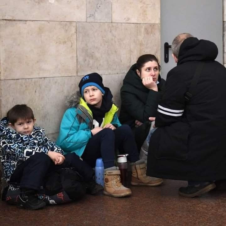 نازحات أوكرانيا يعبرون إلى بولندا