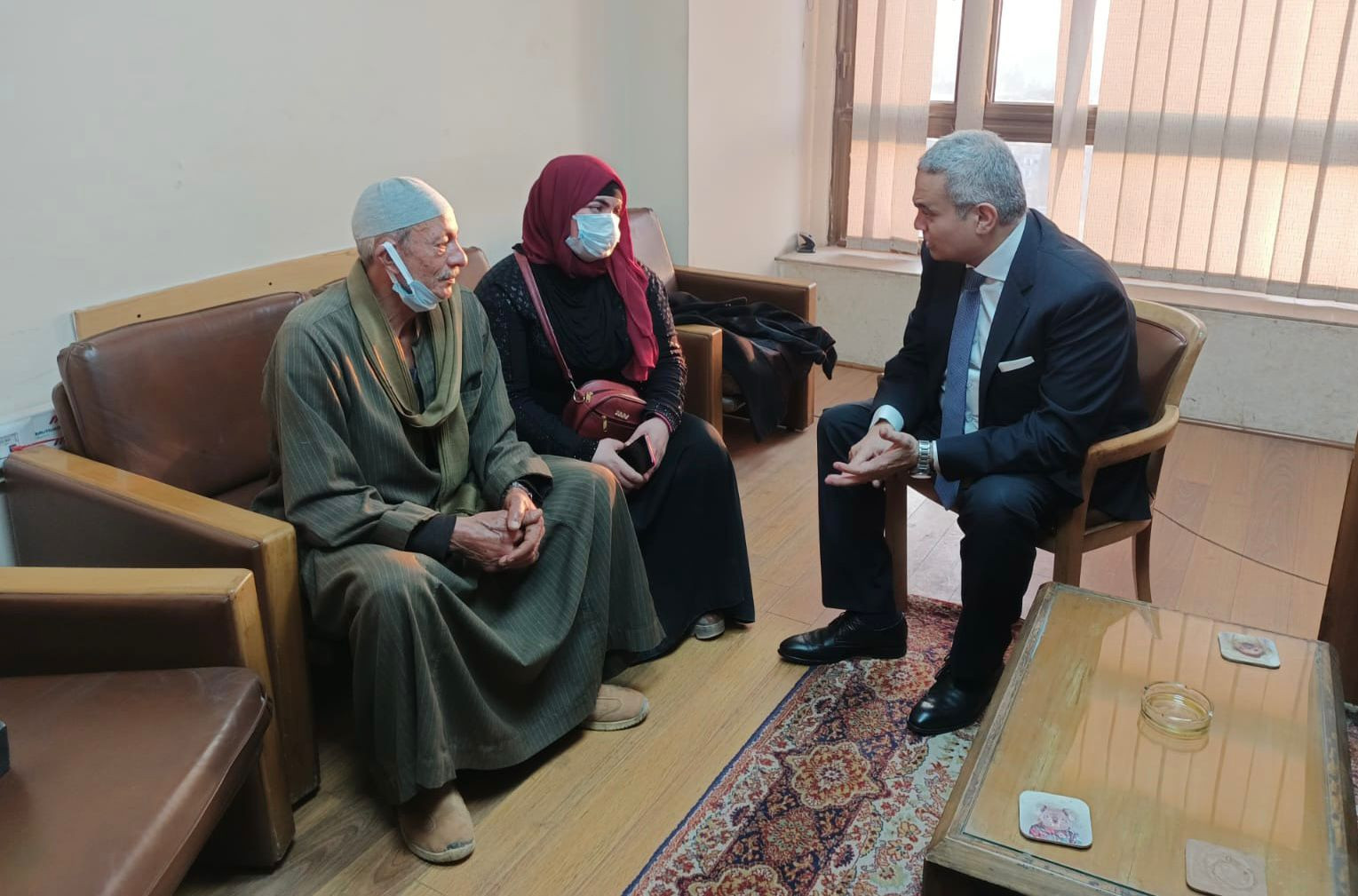 عائلة المواطن المصاب في اوكرانيا مع مساعد وزير الخارجية