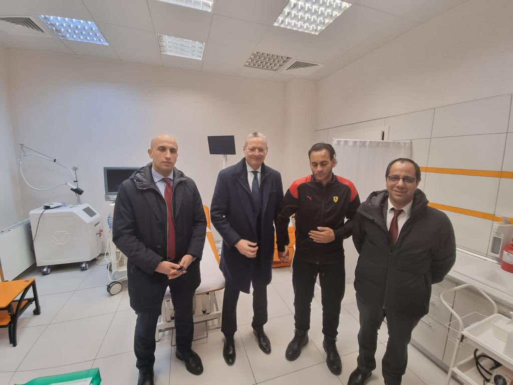 المواطن محمد سعد زايد مع السفير المصري في بولندا