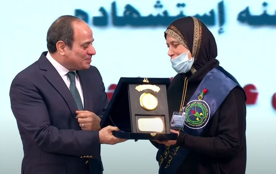 السيسى يكرم أسر الشهداء