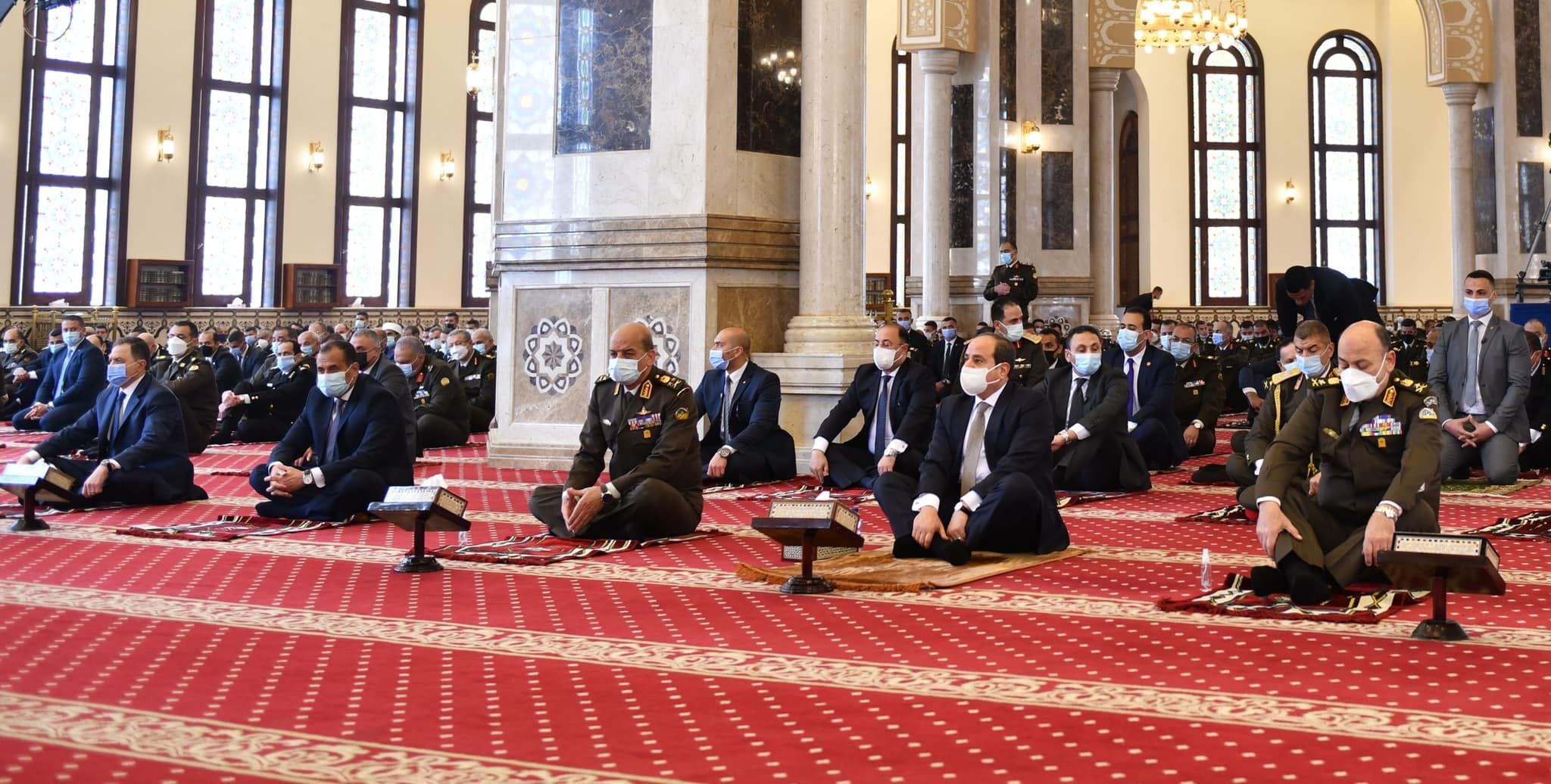 السيسى يؤدى صلاة الجمعة بمسجد المشير