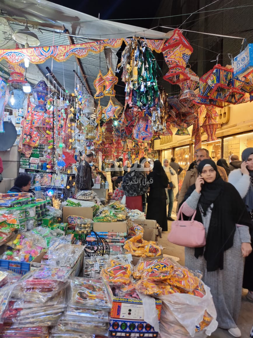 زحام على شراء زينة رمضان فى درب البرابرة بالموسكى