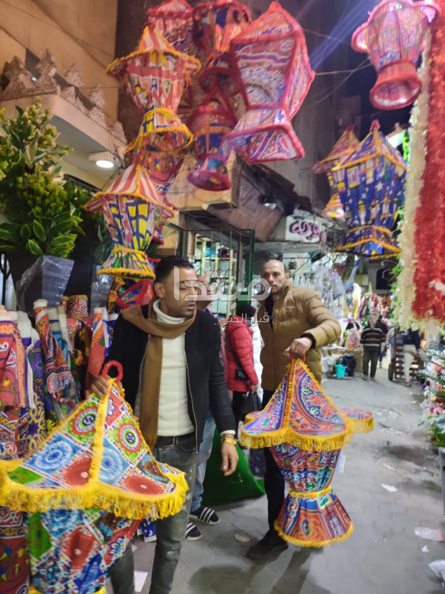 زحام على شراء زينة رمضان فى درب البرابرة بالموسكى