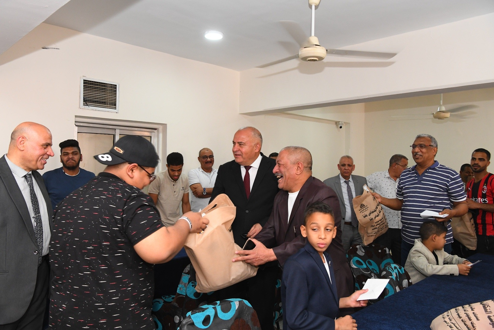 محافظ قنا