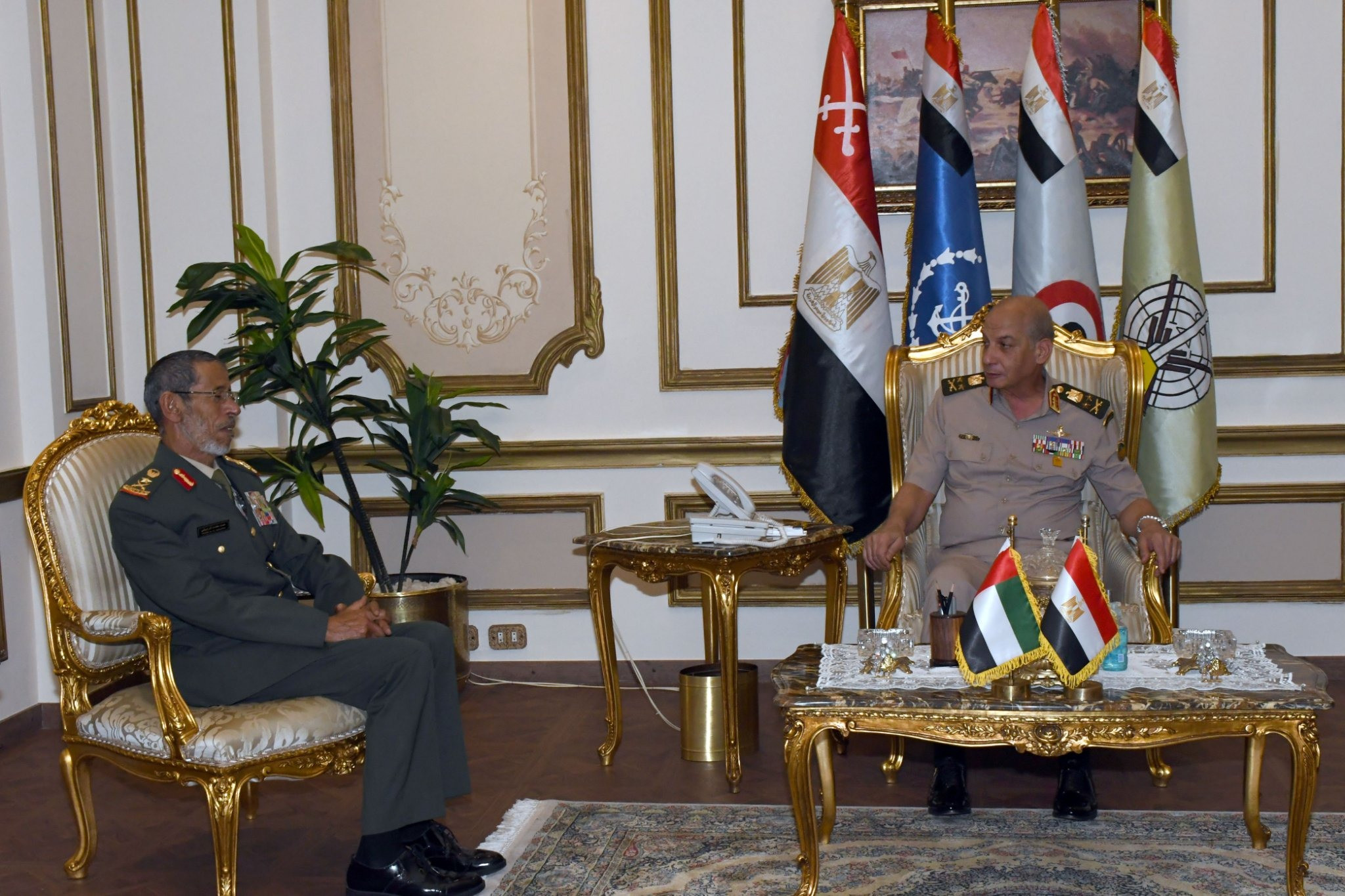 وزير الدفاع يلتقى رئيس أركان القوات المسلحة الإماراتية