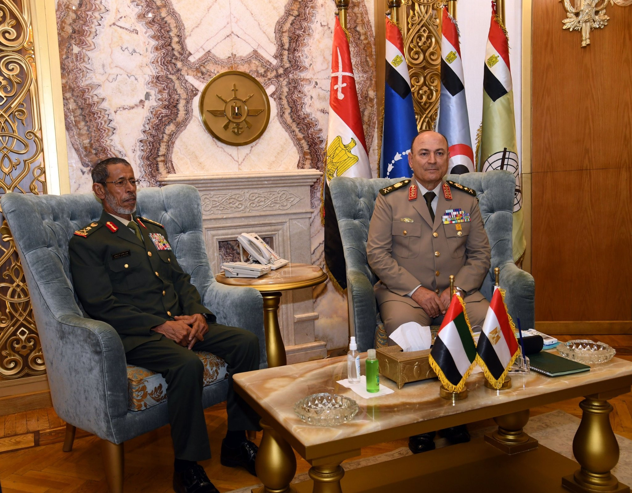 وزير الدفاع يلتقى رئيس أركان القوات المسلحة الإماراتية