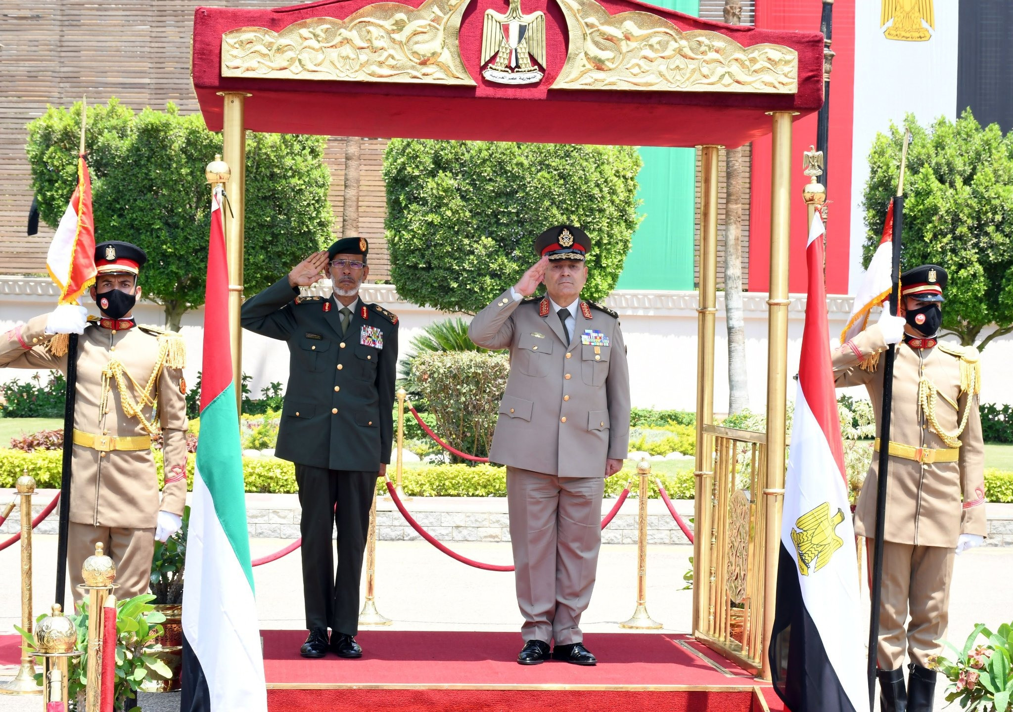 وزير الدفاع يلتقى رئيس أركان القوات المسلحة الإماراتية