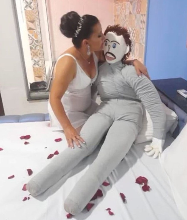 شابة برازيلية تعلن زواجها من دمية وتنجب طفلا