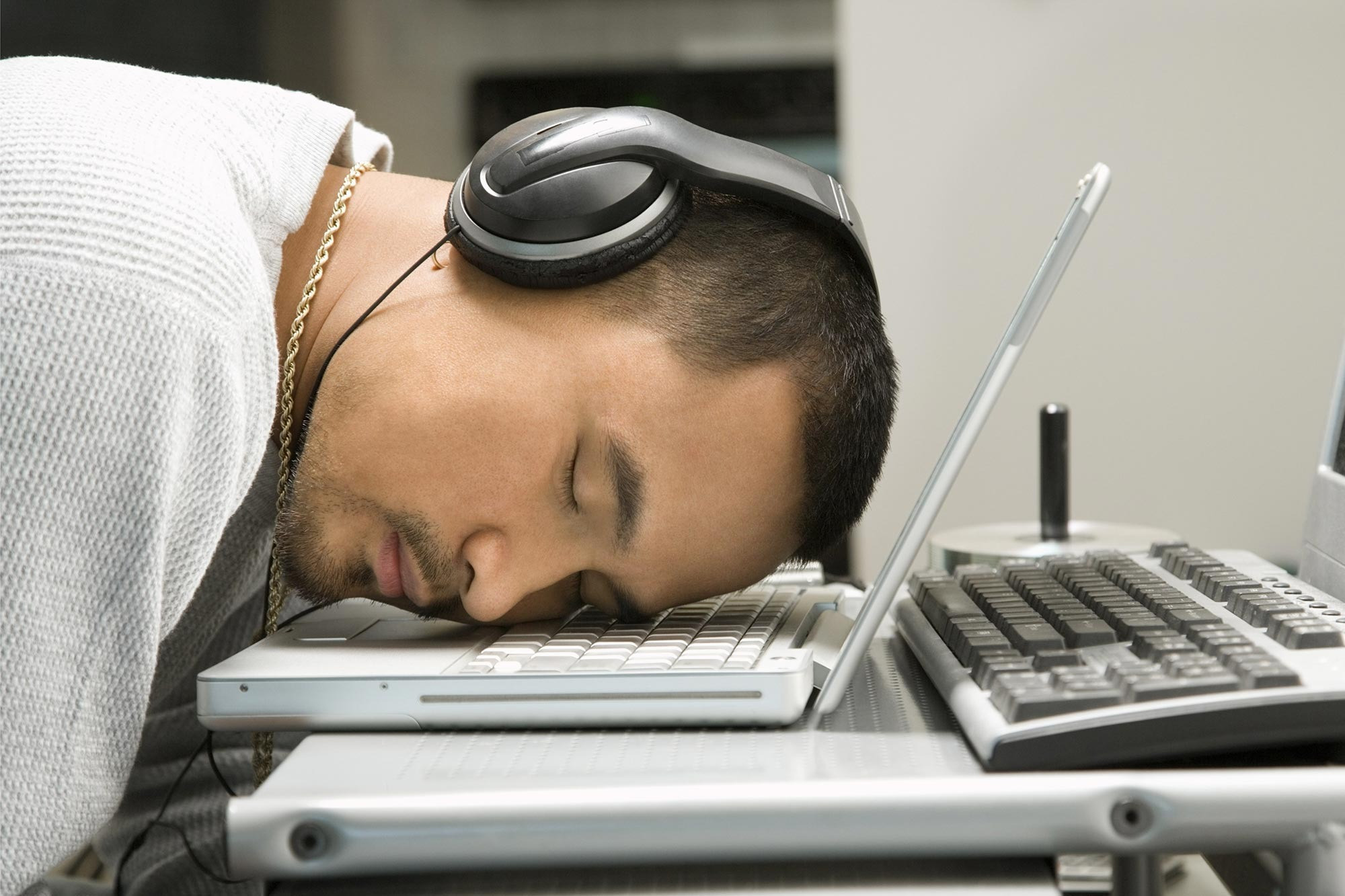 Музыка спать дает. Уснул за компьютером. Человек с наушниками.