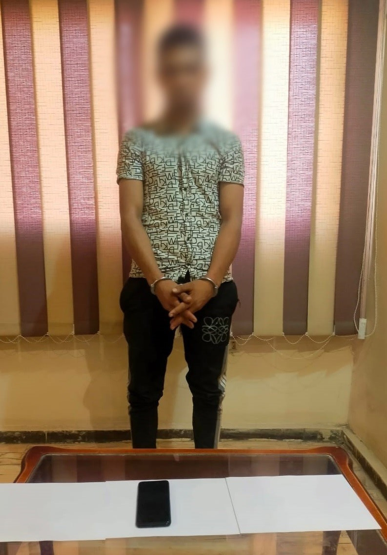 سرقة شخص يصلي بالمسجد