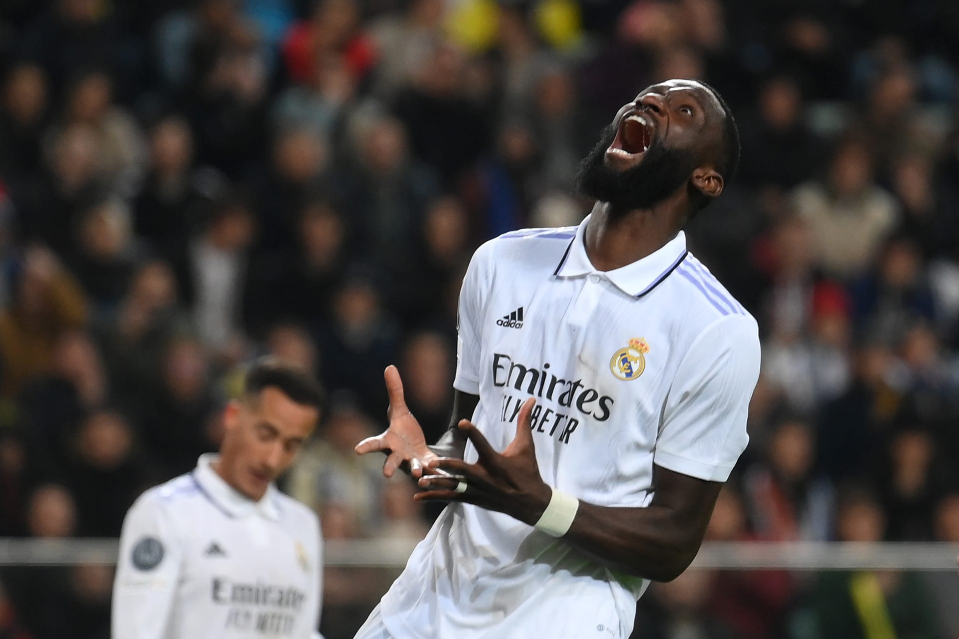 أنطونيو روديجر يوافق على تمديد عقده مع ريال مدريد لموسم إضافي