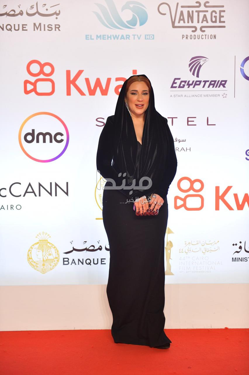 مهرجان القاهرة السينمائى.. أسما شريف منير بـ إطلالة غريبة (صور) | مبتدا