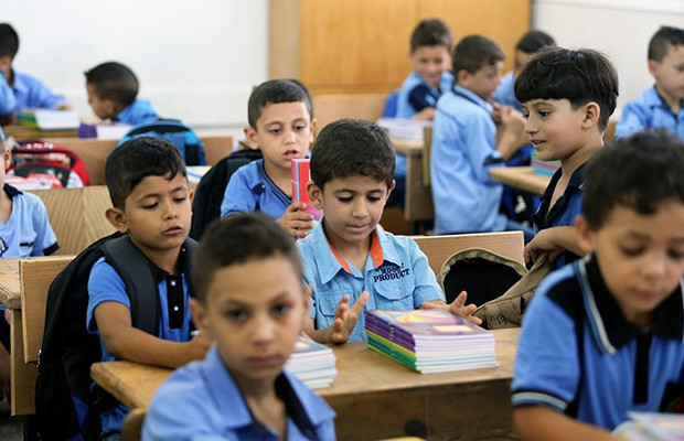 صورة نادرة تظهر طلاب مدرسة ابتدائية في فصل واحد منذ 46 عاماً تثير الحنين