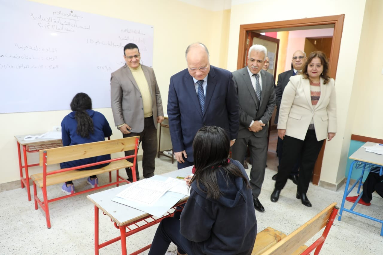 محافظ القاهرة يتفقد لجان امتحانات الشهادة الإعدادية