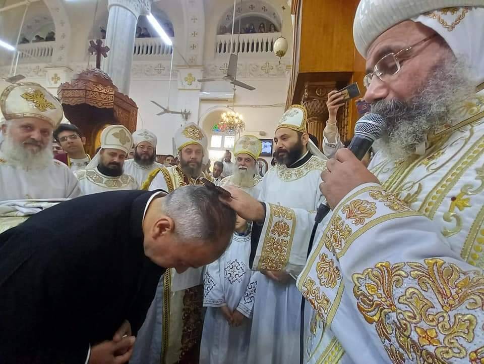 الأنبا صليب يرسم كاهنا جديدا و4 قمامصة بميت غمر
