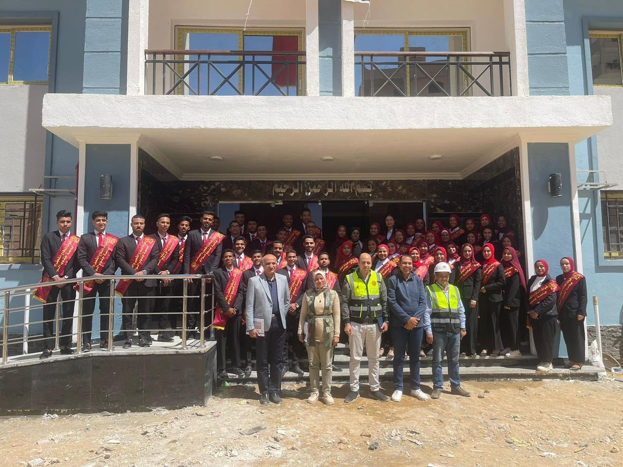 شباب جامعة جنوب الوادى يزورون مشروع داره