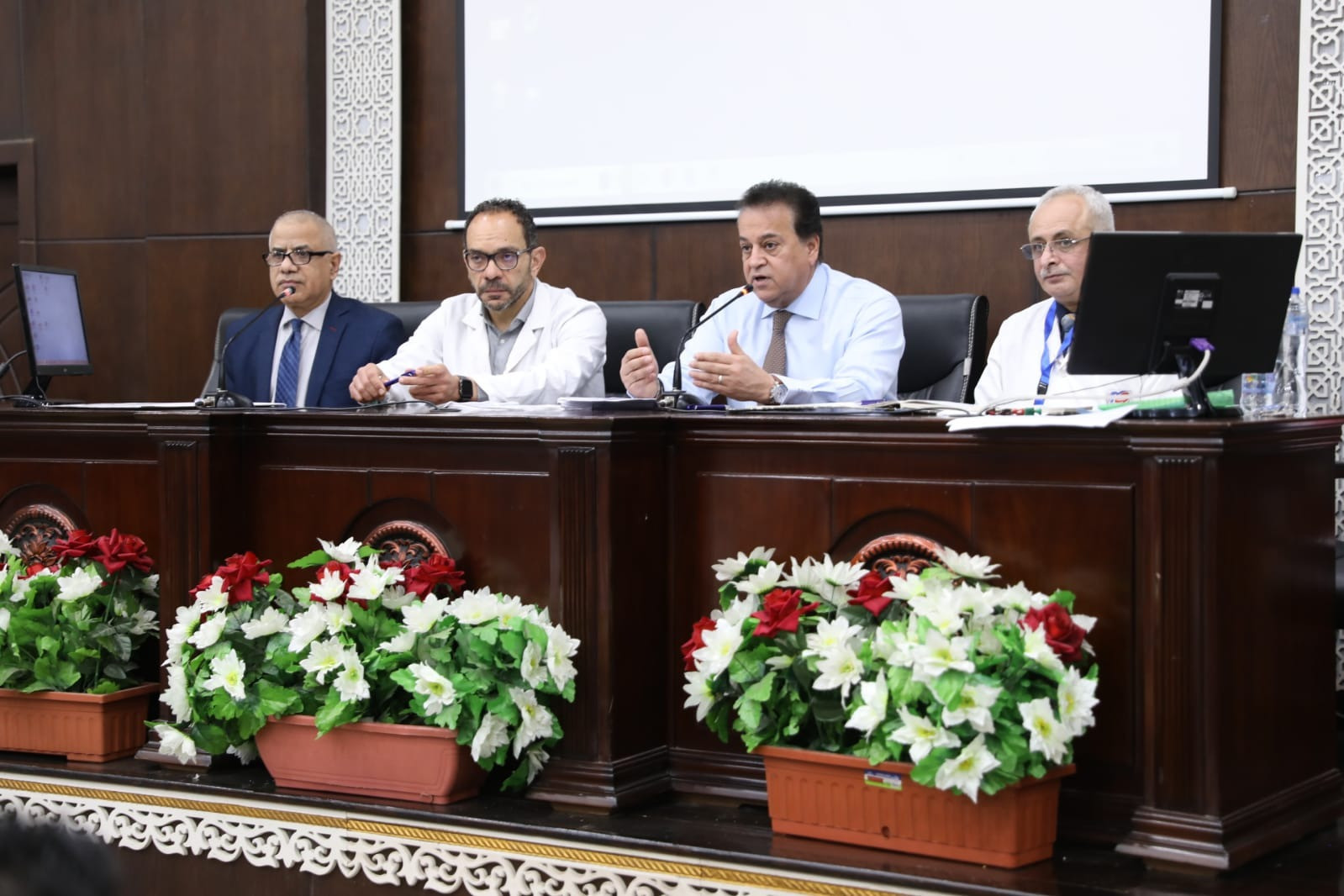 وزير الصحة فى معهد القلب