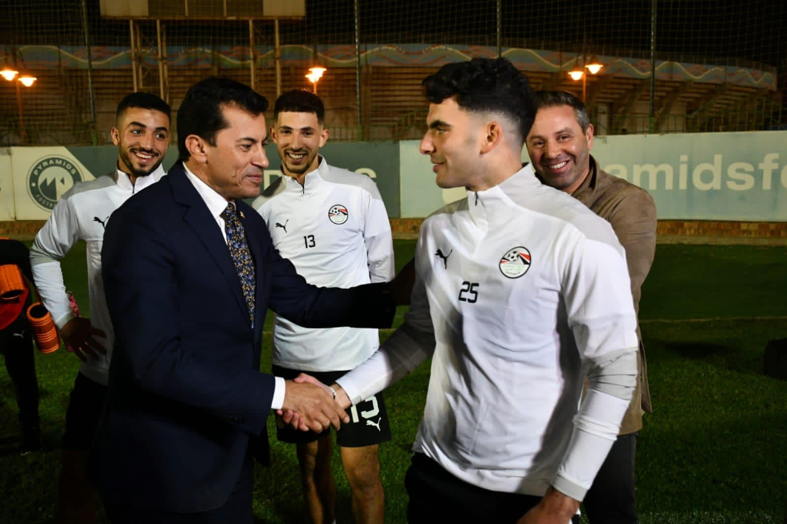 وزير الشباب في معسكر المنتخب الوطنى