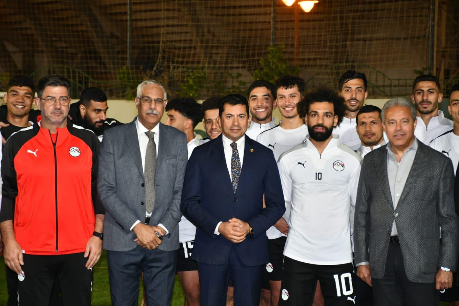 وزير الشباب في معسكر المنتخب الوطنى
