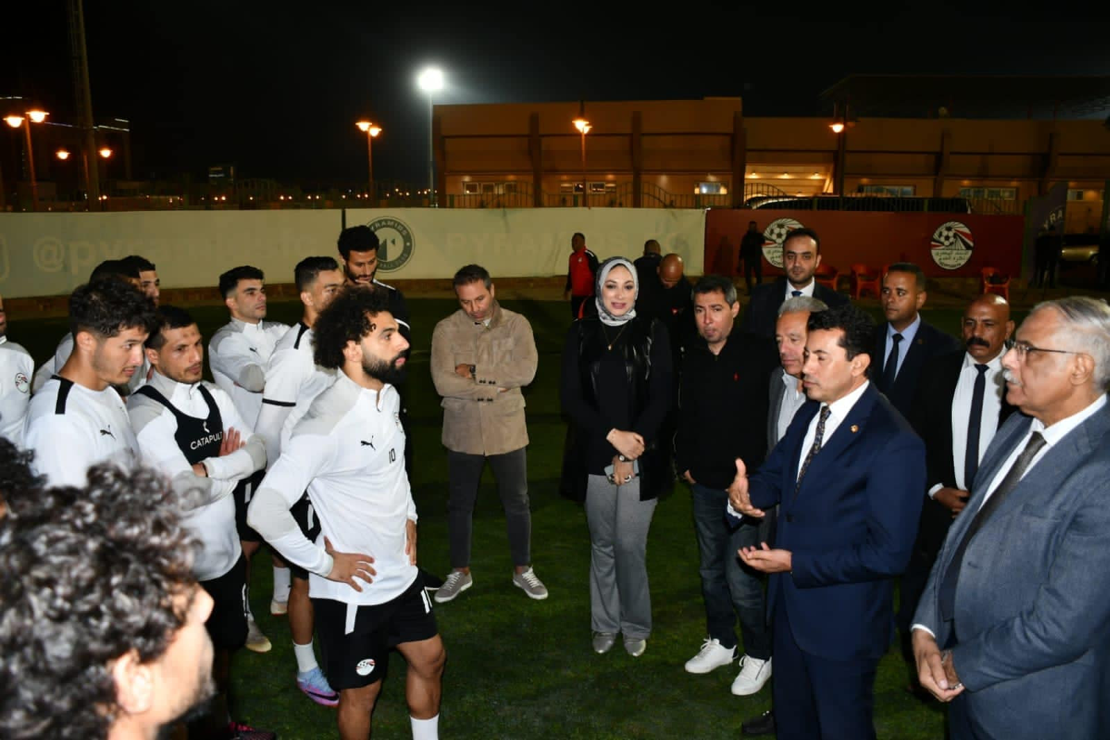 وزير الشباب في معسكر المنتخب الوطنى