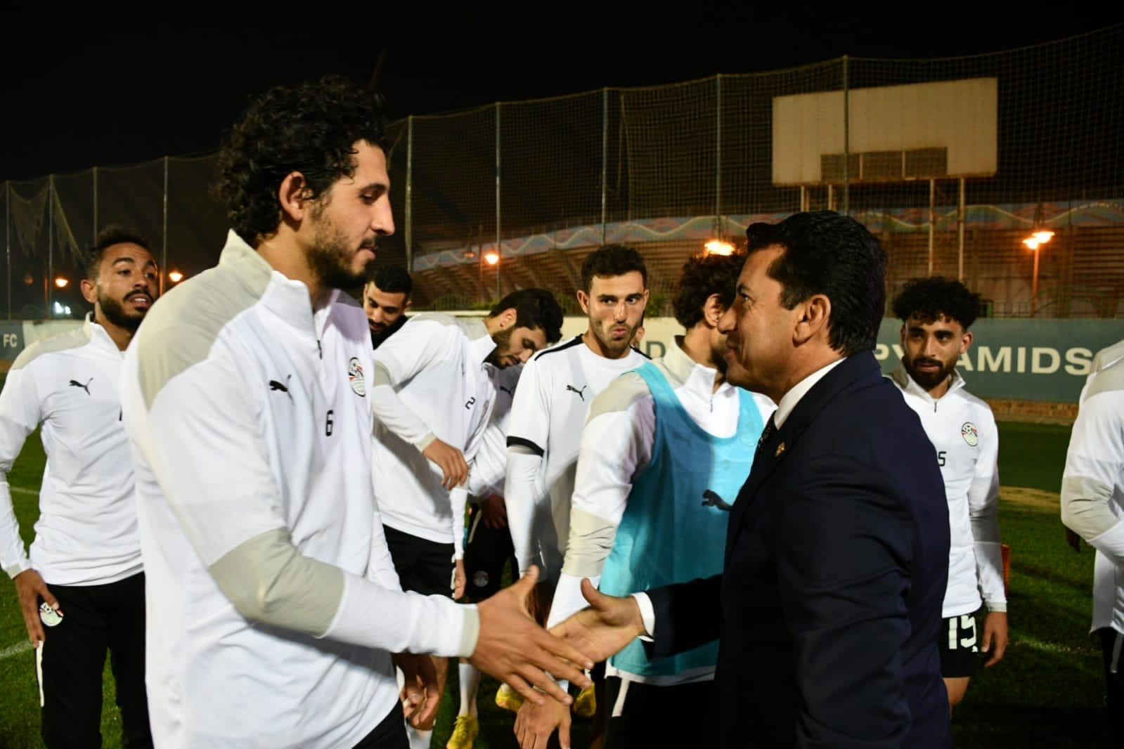 وزير الشباب في معسكر المنتخب الوطنى