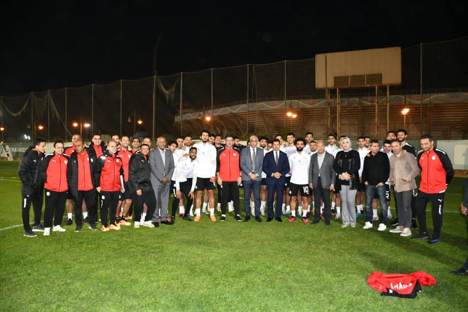 وزير الشباب في معسكر المنتخب الوطنى