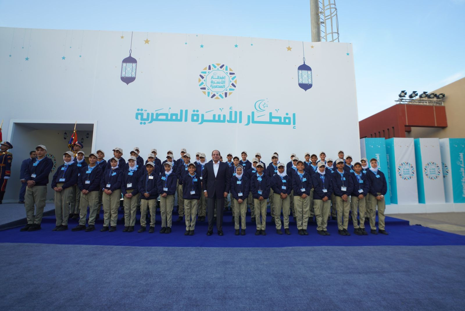 الرئيس يلتقط صورا تذكارية