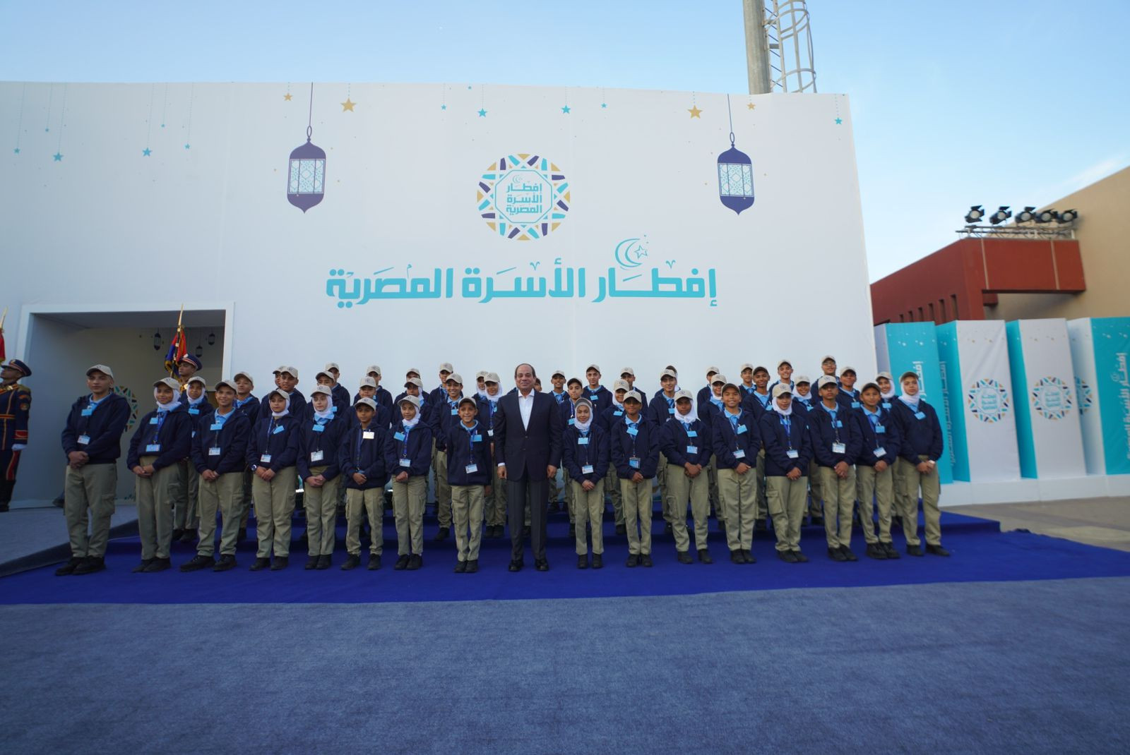 الرئيس يلتقط صورا تذكارية