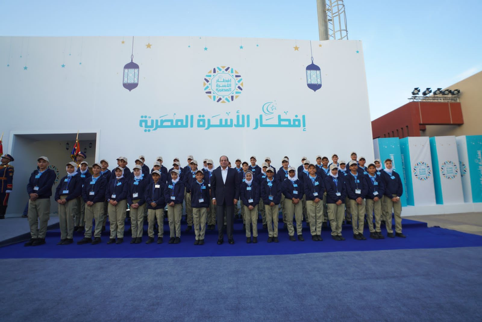 الرئيس يلتقط صورا تذكارية