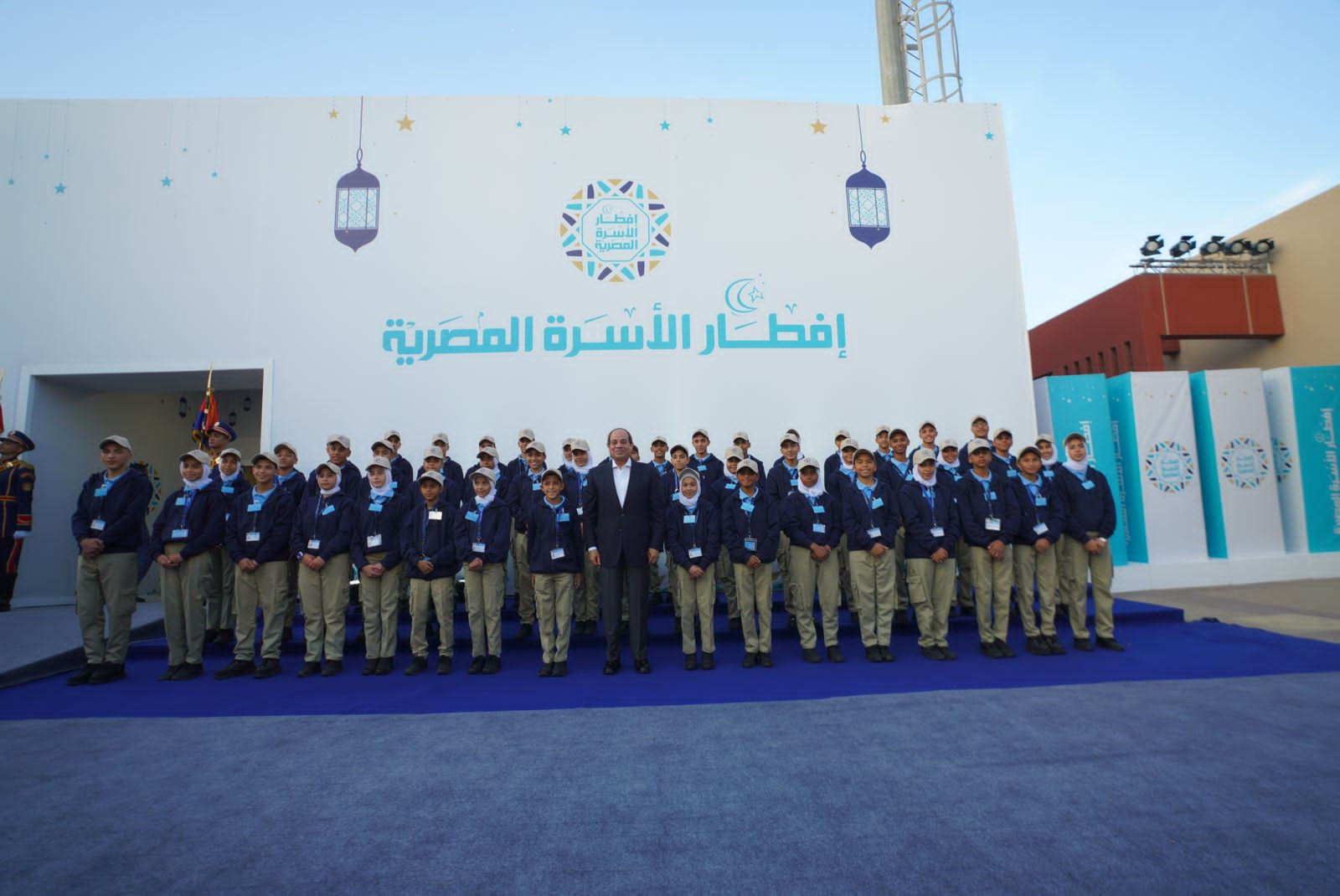 الرئيس يلتقط صورا تذكارية