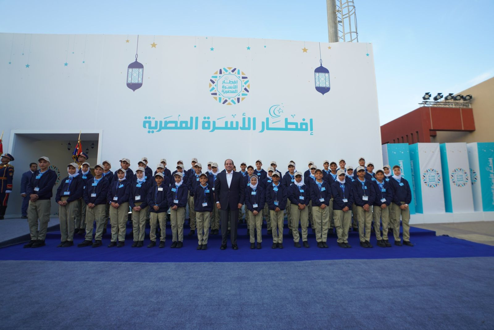 الرئيس يلتقط صورا تذكارية