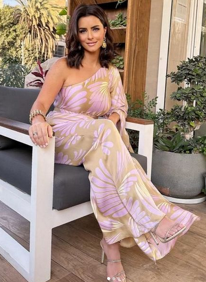 الفنانة نور