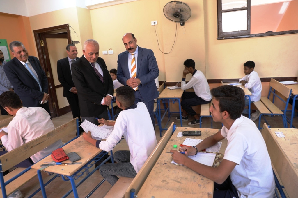 صور- وزير التعليم يفتتح مدرستان بأسوان ويضع حجر أساس لمجمع مدارس الحصا
