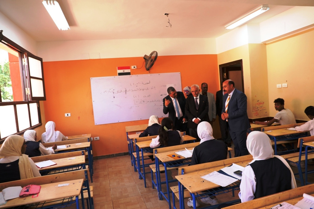 صور- وزير التعليم يفتتح مدرستان بأسوان ويضع حجر أساس لمجمع مدارس الحصا
