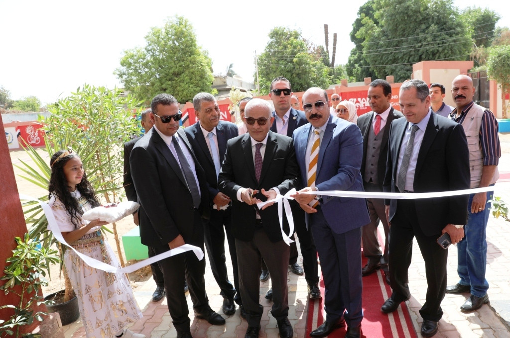 صور- وزير التعليم يفتتح مدرستان بأسوان ويضع حجر أساس لمجمع مدارس الحصا