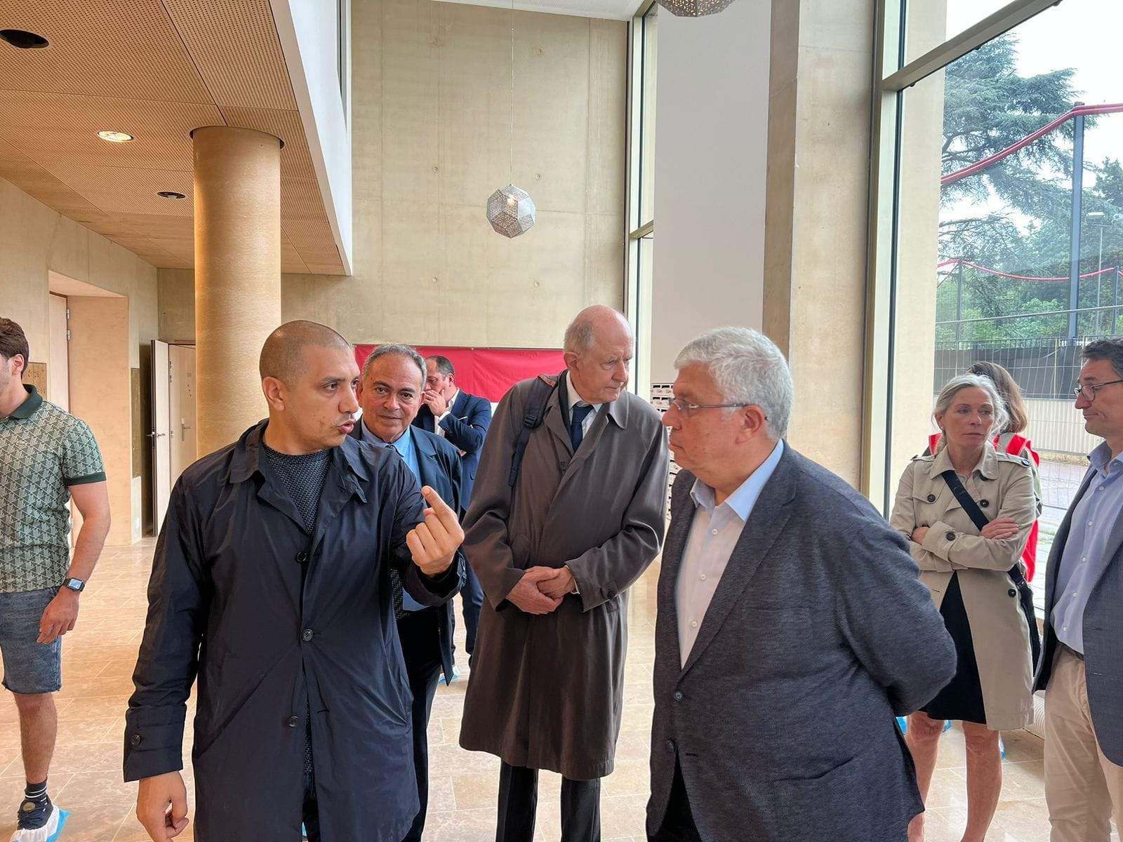 وزير التعليم خلال الزيارة