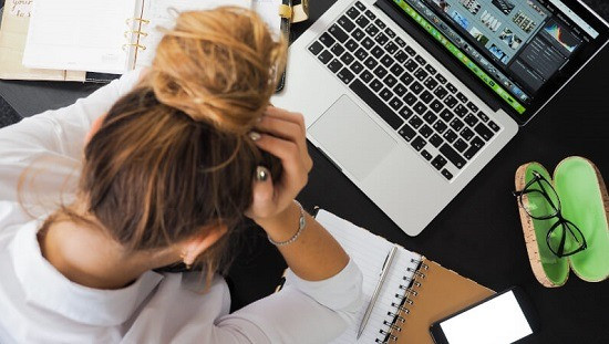 الهاتف والكافيين: أخطاء صباحية تهدد تركيزك وإنتاجيتك طوال اليوم
