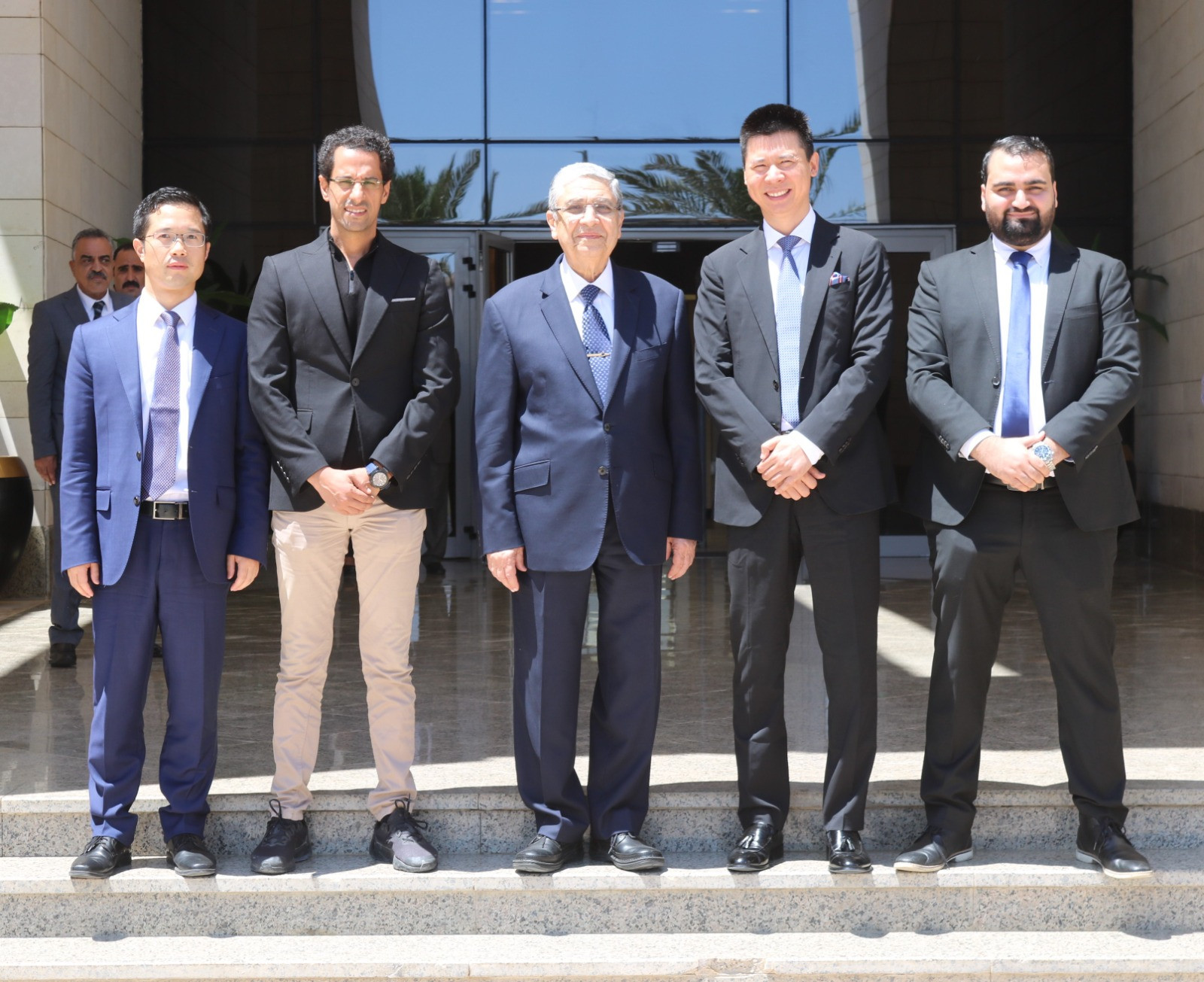 وزير الكهرباء خلال الاجتماع