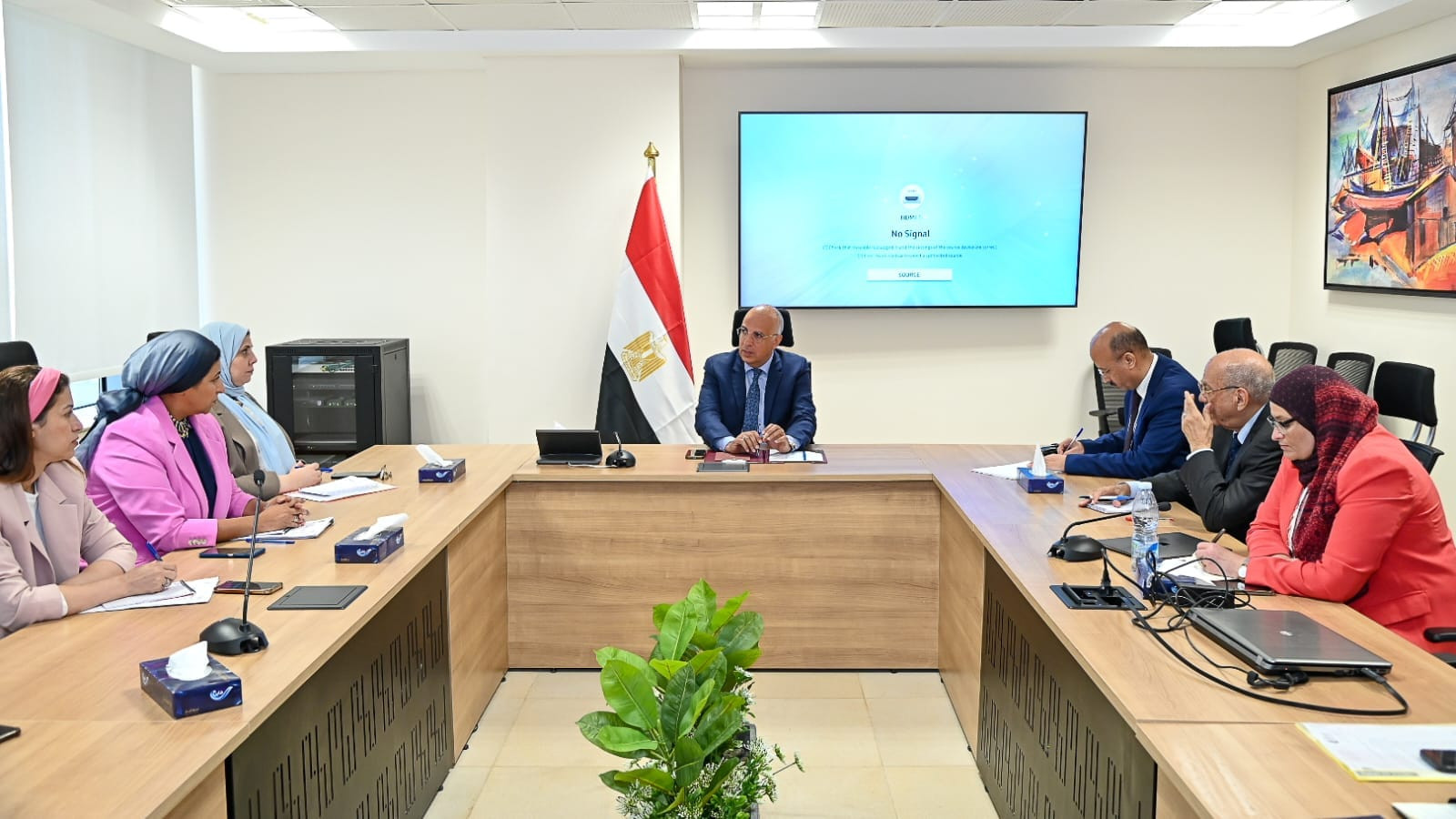 وزير الرى خلال اللقاء
