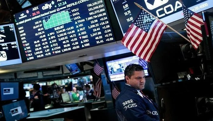 وول ستريت تستقر بعد إبطال المحكمة العليا رسوم ترامب الجمركية