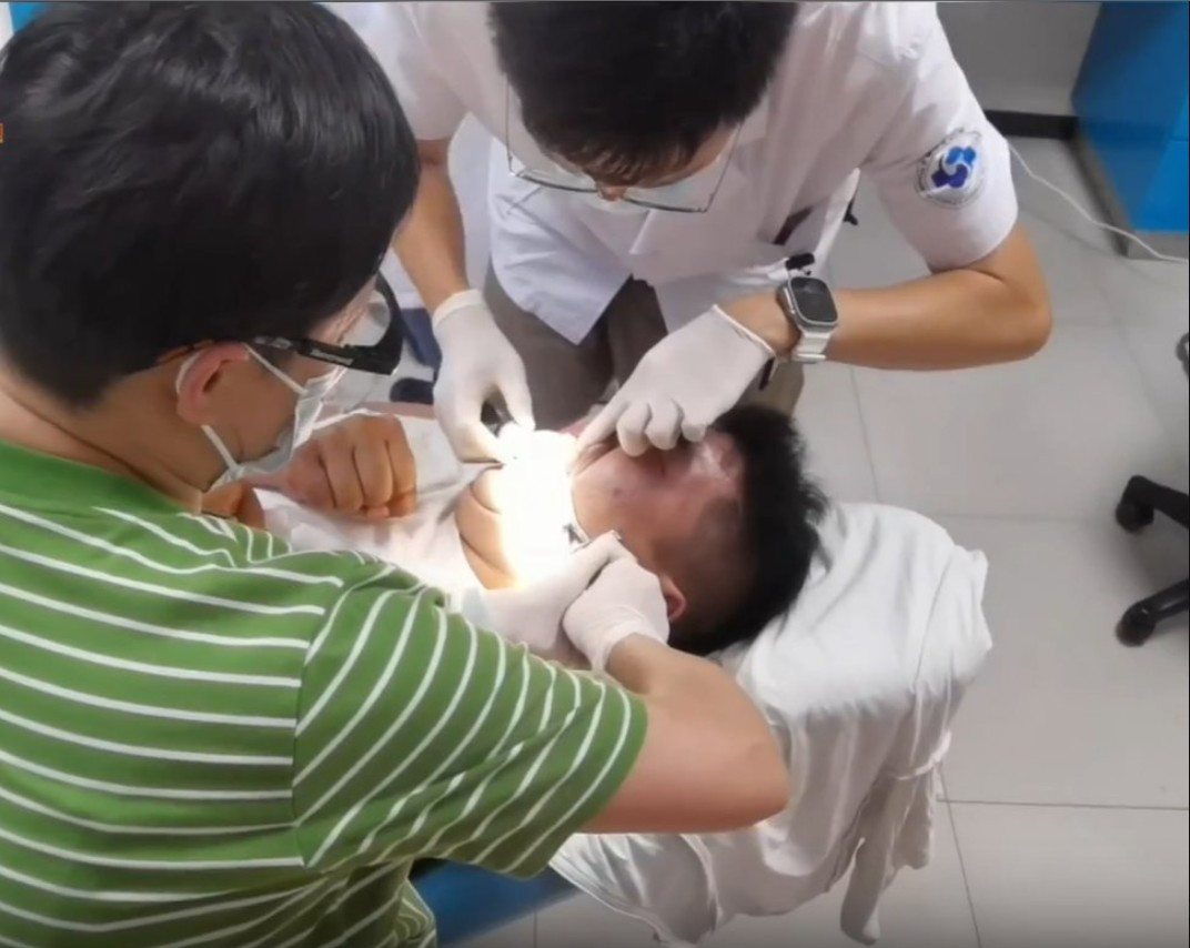 صينى يضع مصباحا داخل فمه