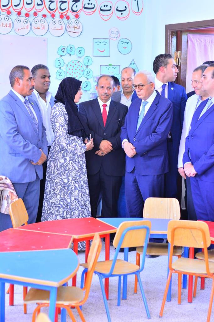 حجازي يفتتح معرض أهلا مدرستي ومدرسة ضمن مبادرة حياة كريمة بالأقصر