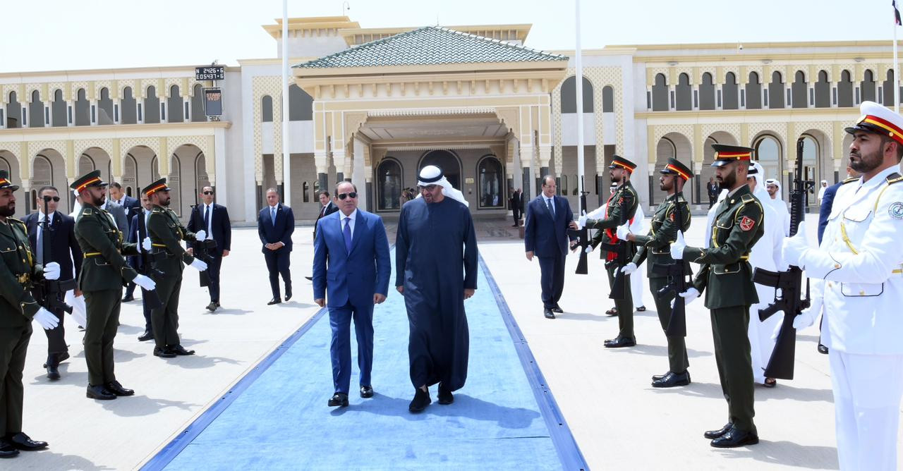 الشيخ محمد بن زايد يحرص على توديع السيسي
