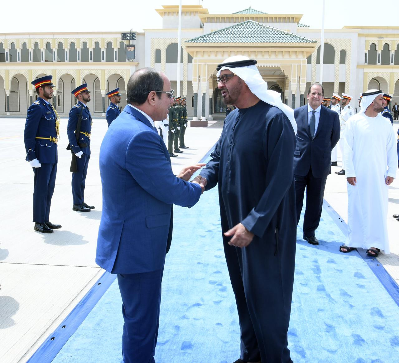 الشيخ محمد بن زايد يحرص على توديع السيسي