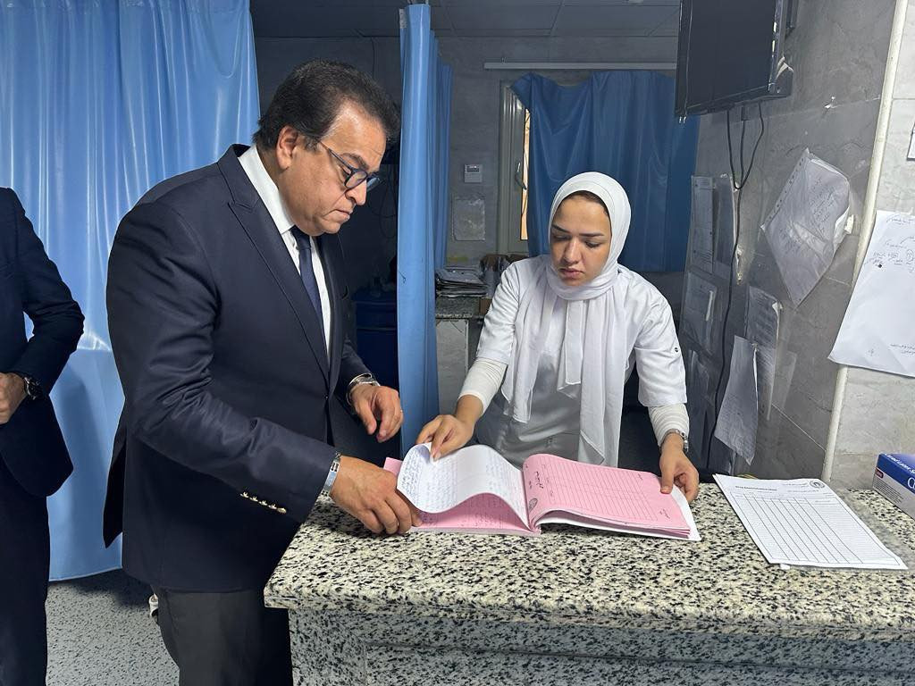 وزير الصحة خلال الزيارة