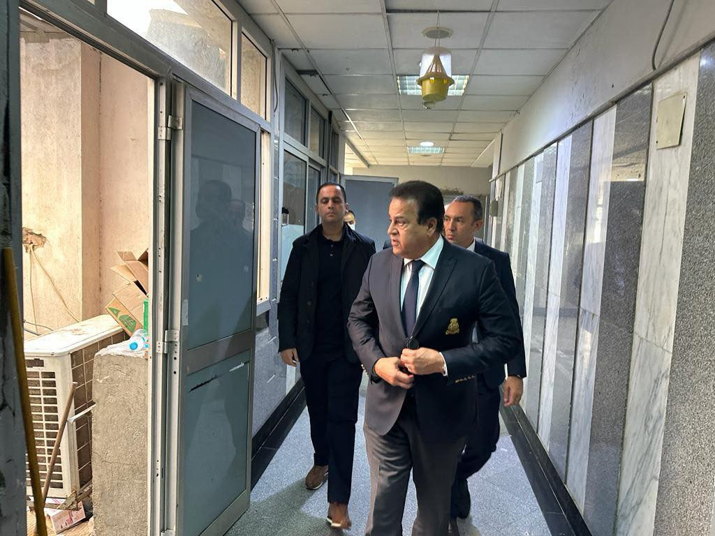 وزير الصحة خلال الزيارة
