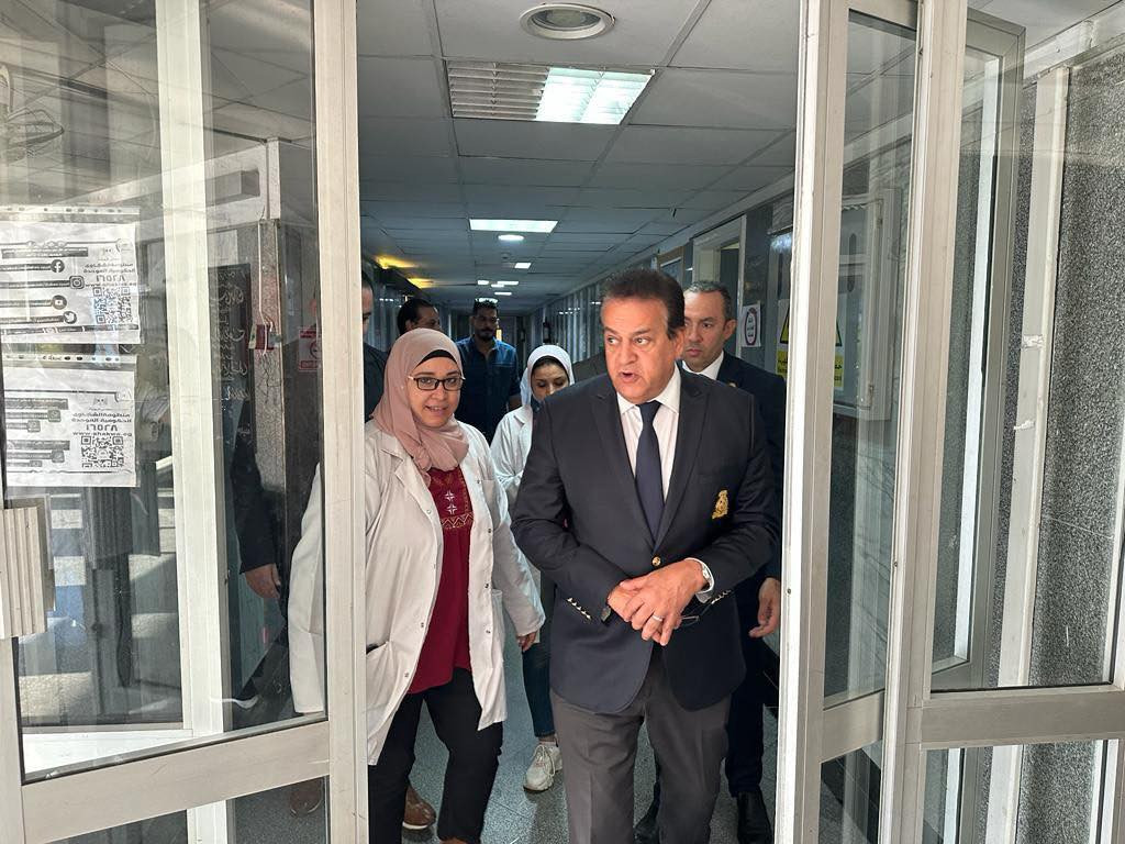 وزير الصحة خلال الزيارة