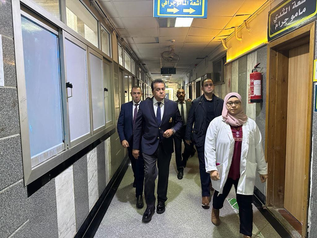 وزير الصحة خلال الزيارة